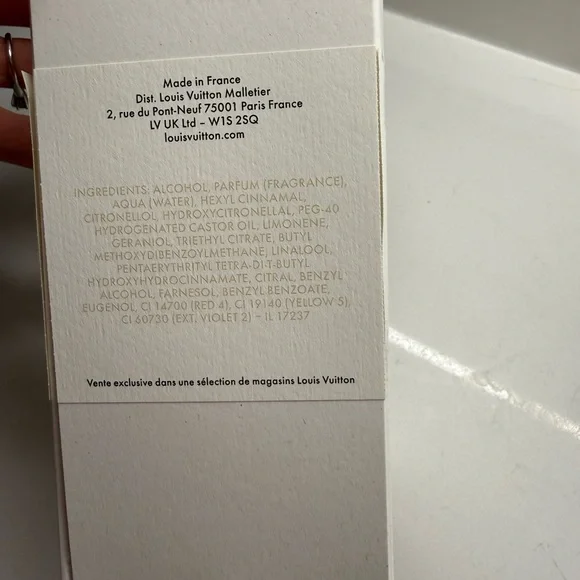 Louis Vuitton Apogée Perfume with White and Black Accents - Picture 4 of 5